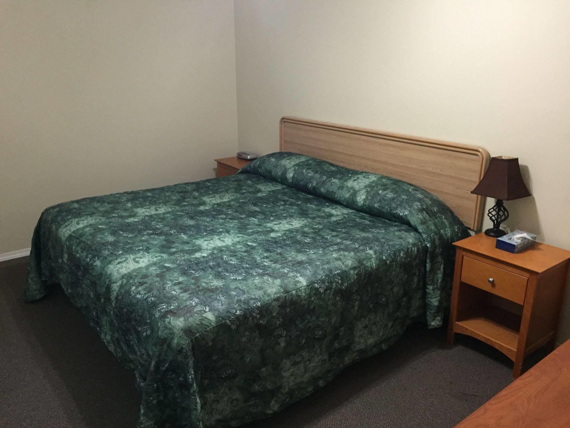 King'S Hotel & Motel By Elevate Rooms Shaunavon Bagian luar foto